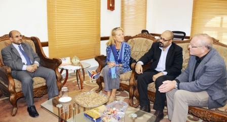 د. السعدي أثناء لقائه بعثة منظمة رعاية الطفولة الدولية أمس